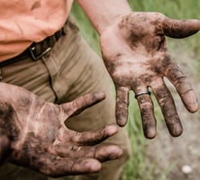 Hombre muestra dos manos sucios - Credit: Photo by jesse orrico on Unsplash