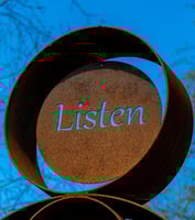 Circulo de metal con la palabra "Listen" - Credit: Photo by Nick Fewings on Unsplash