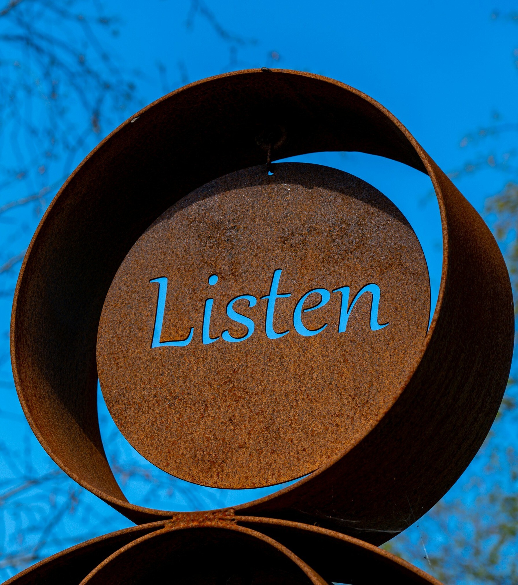 Circulo de metal con la palabra 